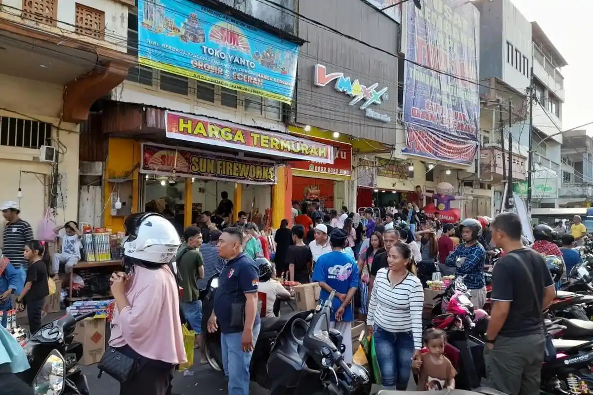Jadi Kampung Kembang Api, Warga Serbu Pecinan Manado Jelang Malam Pergantian Tahun 2023-2024