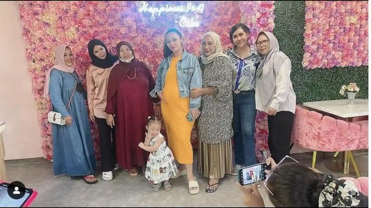 Foto Bareng Zaskia Gotik & Neneknya, Pose Arsila Tuai Perhatian, Anak Sirajuddin Mahmud Bikin Gemas
