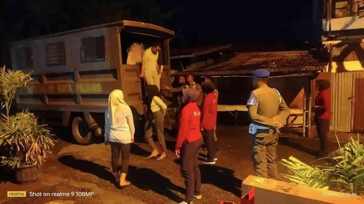 POPULER PADANG: Bule Prancis Tertimpa Pohon di Pasumpahan, 7 Perempuan Diangkut Satpol PP Padang