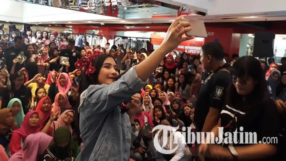 Sukses Luncurkan Buku, Si Imut Prilly Latuconsina Kunjungi Surabaya, Tunjungan Plaza Mall Gempar!