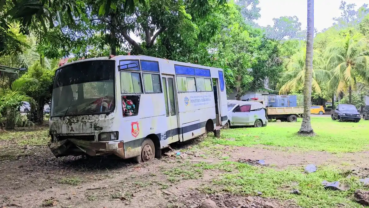Banyak Mobil Rusak Terparkir di Kantor Bupati Gorontalo, DPRD: Kenapa Tidak Dijual Saja