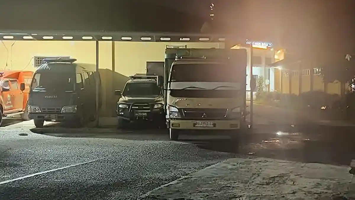 2 Truk Diamankan Polres Belitung Angkut Belasan Ton Pasir Timah, Bermodus Muatan Ditutupi Karton