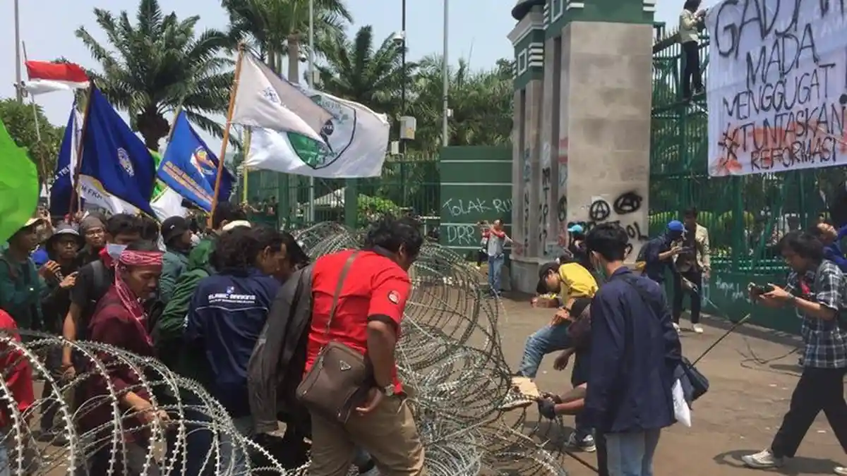 Video Live Streaming Mahasiswa Demo di Gedung DPR RI
