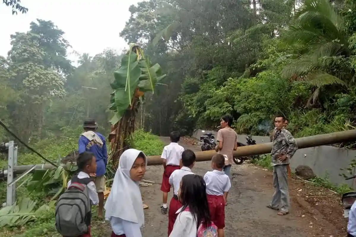 Satu Tiang Listrik Tumbang di Dusun Teko Selayar