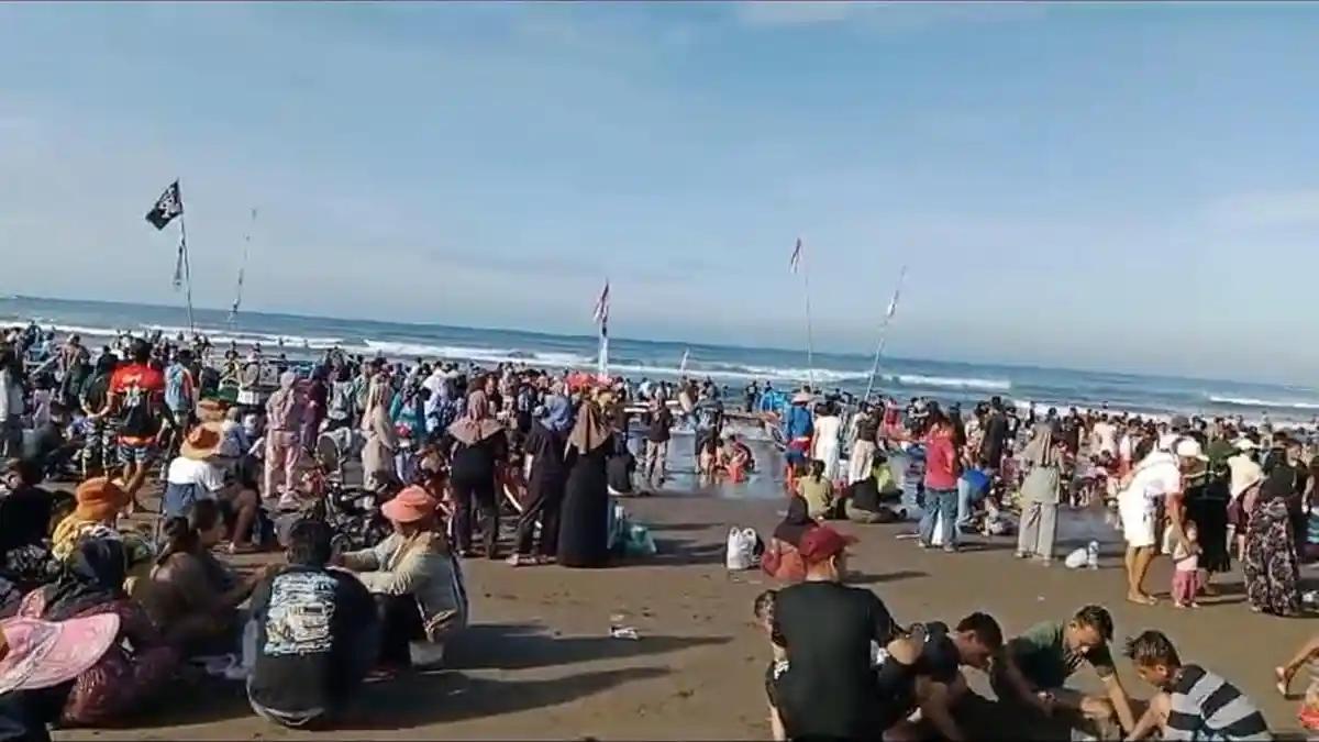 Puncak Libur Tahun Baru 2025, Pantai Barat Pangandaran Diserbu Ribuan Wisatawan