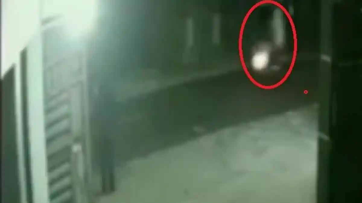 Video Satpam Komplek Kocar-kacir Lihat Pemotor Bonceng Pocong di Malam Hari