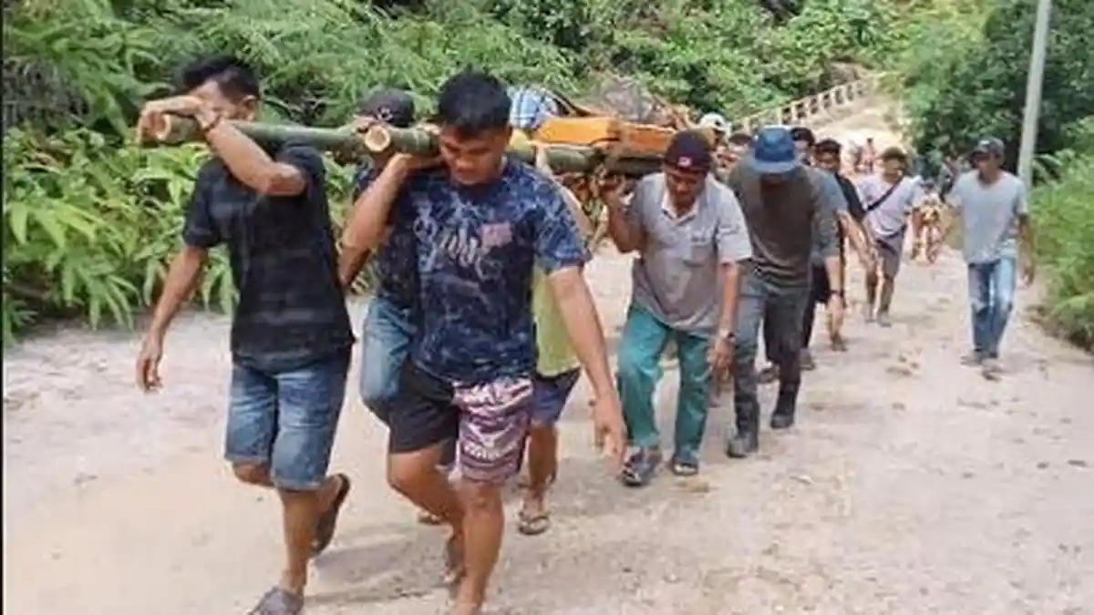 Jalan Tertimbun Longsor, Jenazah Warga Batu Empang, Batang Asai Terpaksa Ditandu