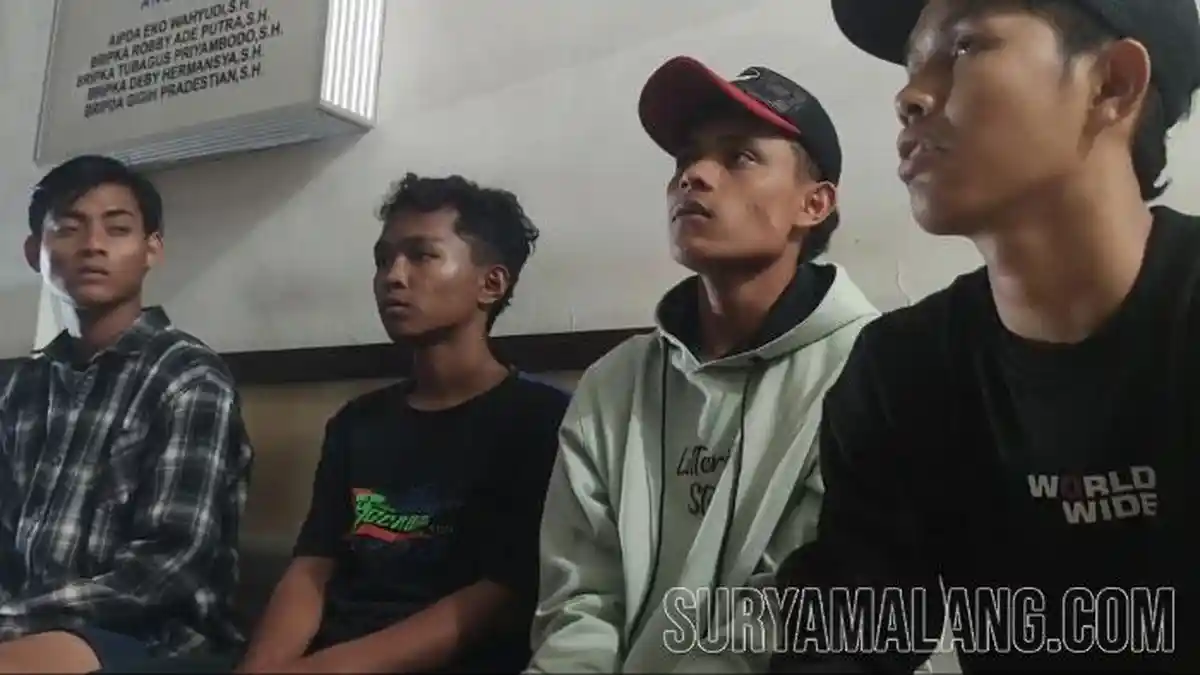 3 Bandit Bercelurit Rampas 3 HP dari Gerombolan 5 Remaja Bermotor di Probolinggo
