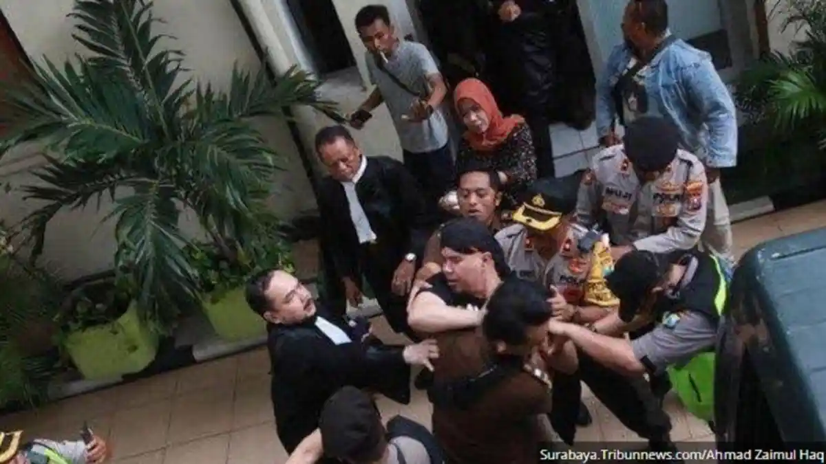 Ahmad Dhani Dicekik di Persidangan, Kuasa Hukum Ancam Akan Bertindak