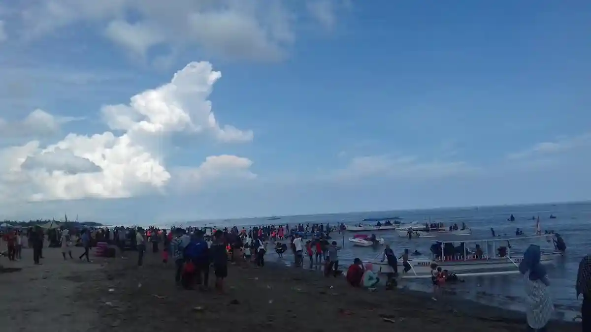 Ramai Pengunjung di Pantai Dewata Wakka Pinrang, Paket Ikan Bakar Rp 400 ribu