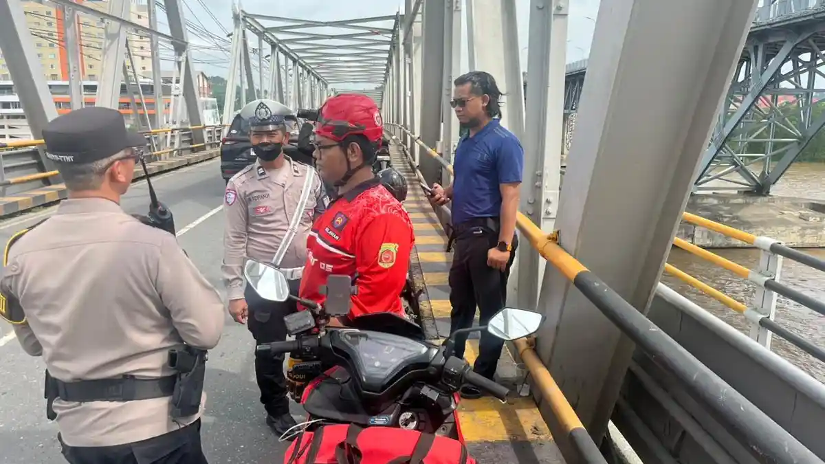 BREAKING NEWS: Pria Asal Kutai Timur Nekat Lompat dari Jembatan Mahakam Samarinda
