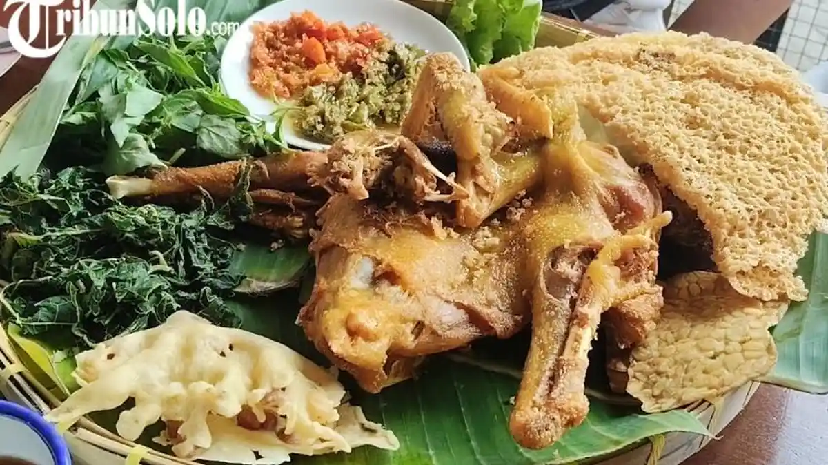 Ada Warung Ayam Ingkung Jumbo Enak dan Gurih di Mojogedang Karanganyar, 35 Menit dari Kota Solo