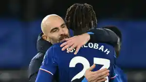 Pelatih-Chelsea-Enzo-Maresca-memeluk-sang-bek-Trevoh-Chalobah.jpg