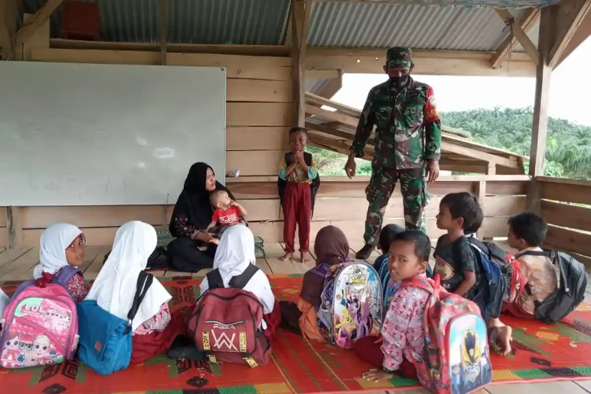 Rela Menempuh Jarak Jauh, Pengabdian Babinsa Demi Mengajar Murid SD di Pedalaman Aceh Timur