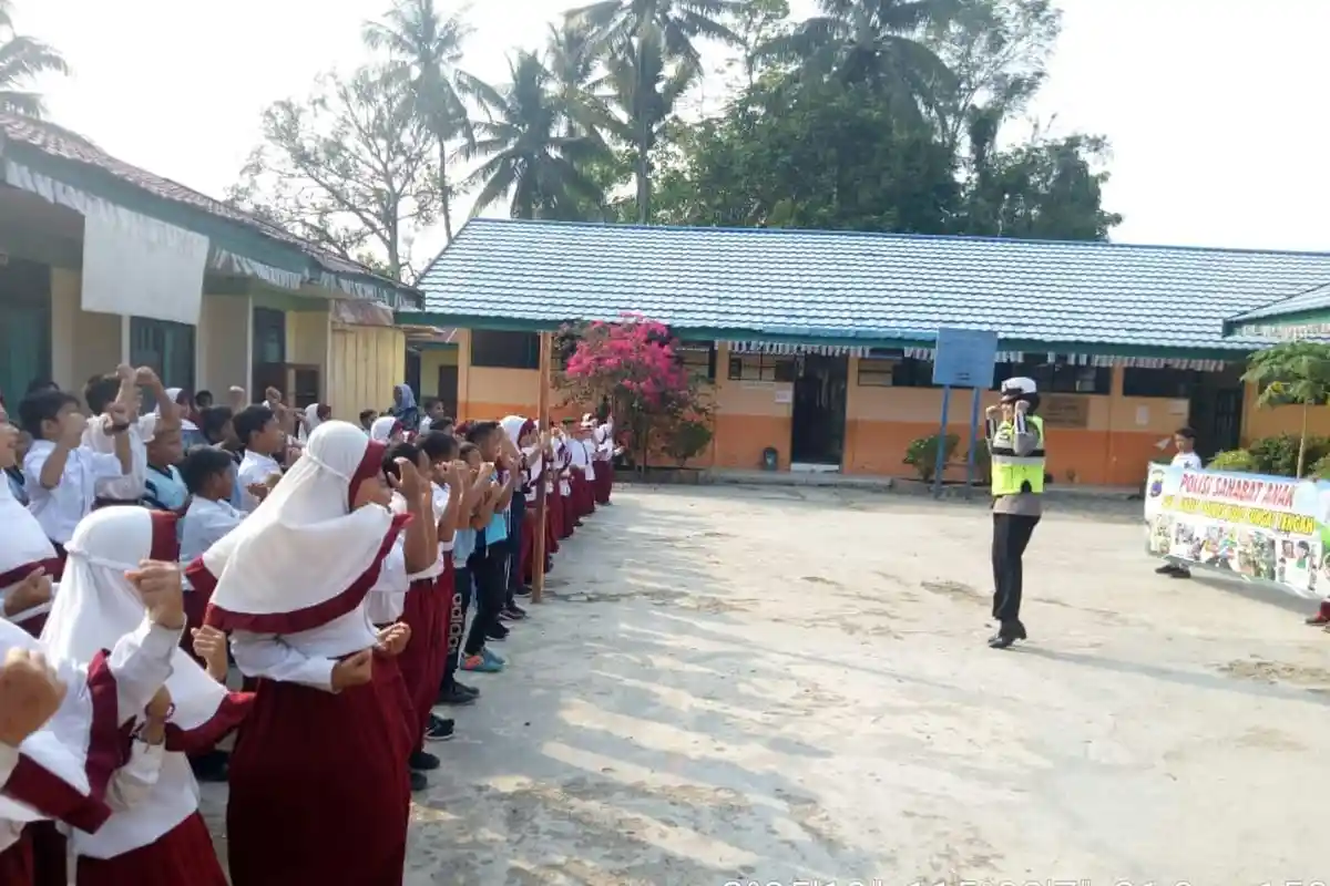 Satuan Lalu Lintas Polres HST Sambangi SDN 2 Banua Hanyar, Ajari Siswa Patuh Lalu Lintas