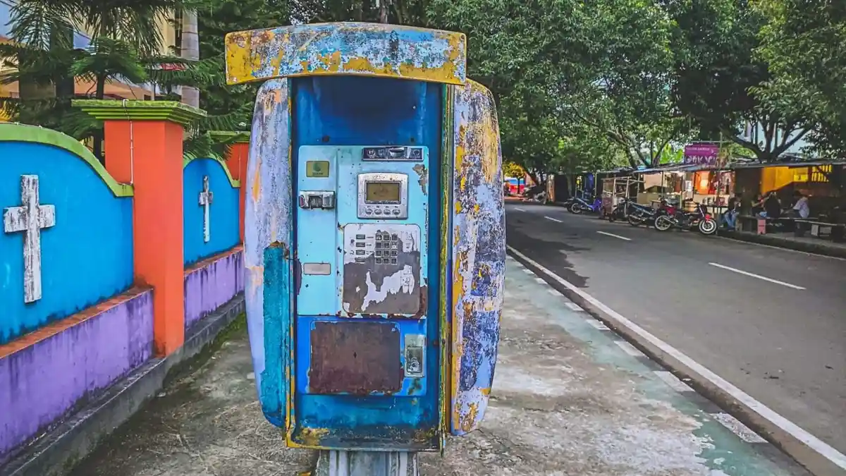 Legend Pada Masanya, Telepon Umum Ini Masih Ada di Depan Kampus UKIM Ambon