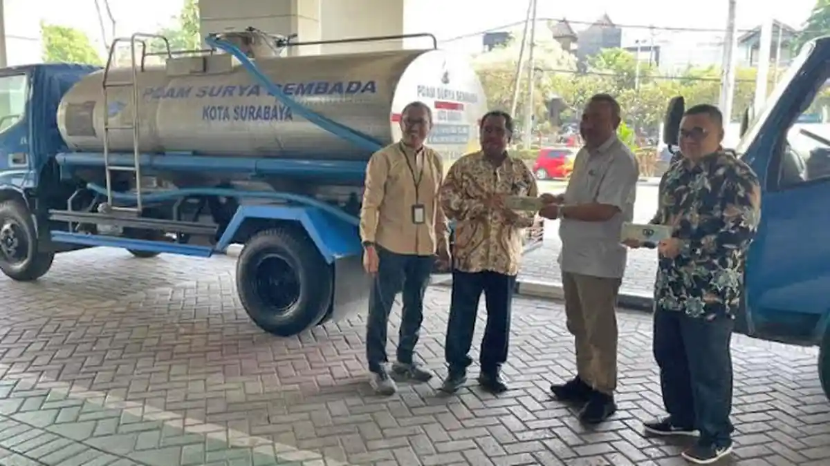 PDAM Surya Sembada Surabaya Kirim 2 Truk Air Bersih ke Wilayah Gresik ...