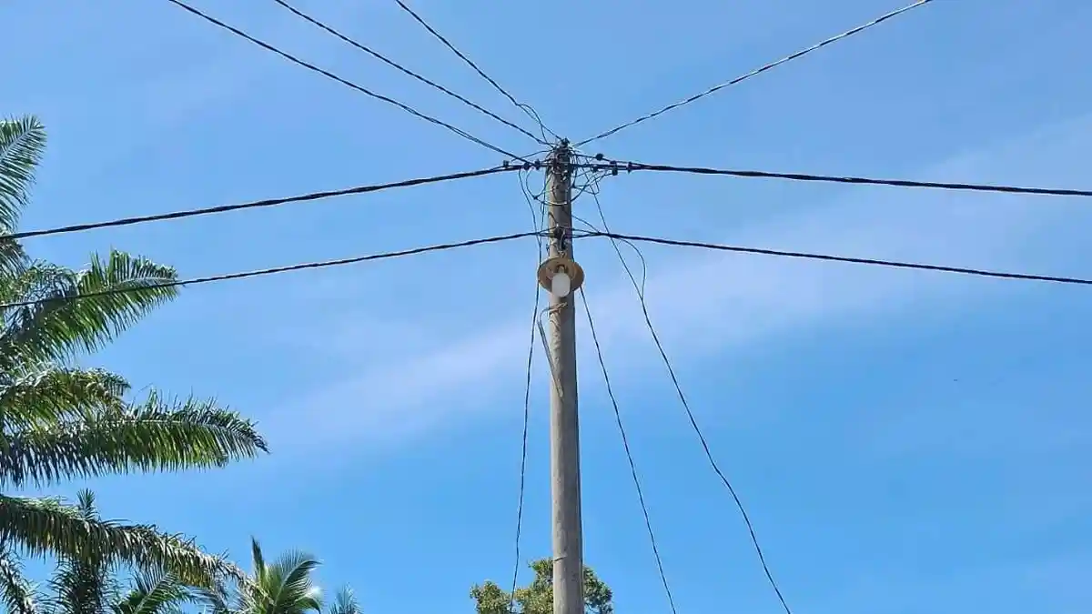 Kabel Listrik yang Menjuntai di Blang Padang Abdya Ternyata Bukan Tanggung Jawab PLN