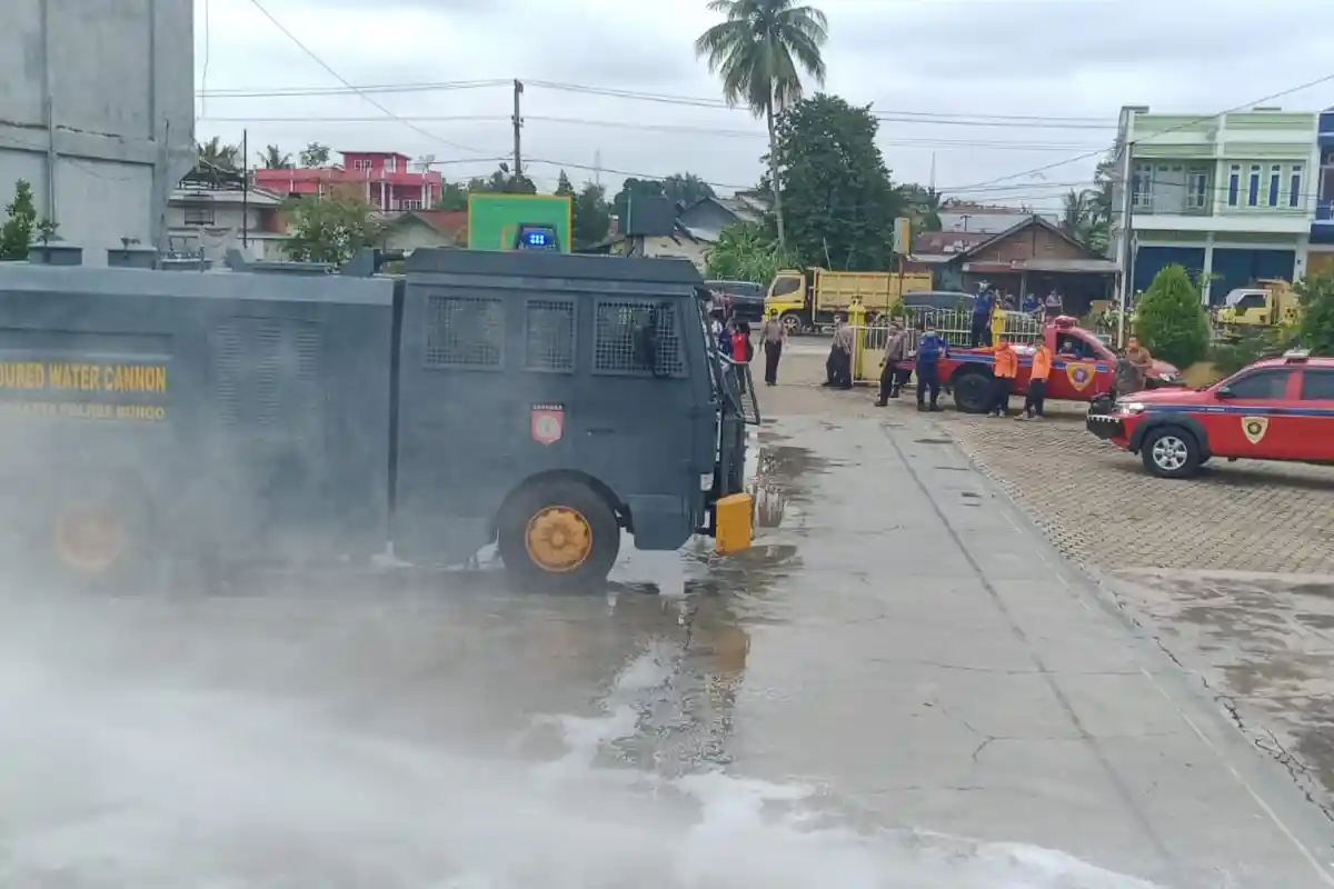 Cegah Corona, Walikota Sungai Penuh Sisir Kawasan Strategis Semprotkan Disinfektan