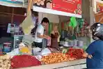 Galang-salah-soerang-pedagang-di-Pasar-Sentral-Majene-malayani-pembeli.jpg