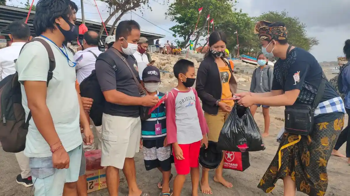 Forum Komunikasi Antar Media Bali Bangkit Bagikan 5.000 Masker Gratis di Pantai Matahari Terbit