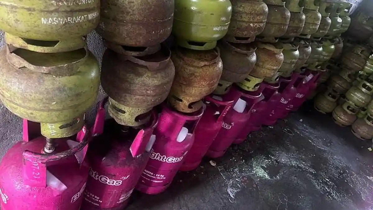 Dua Pria Tertangkap Basah Tengah Mengoplos Gas Bersubsidi di Denpasar