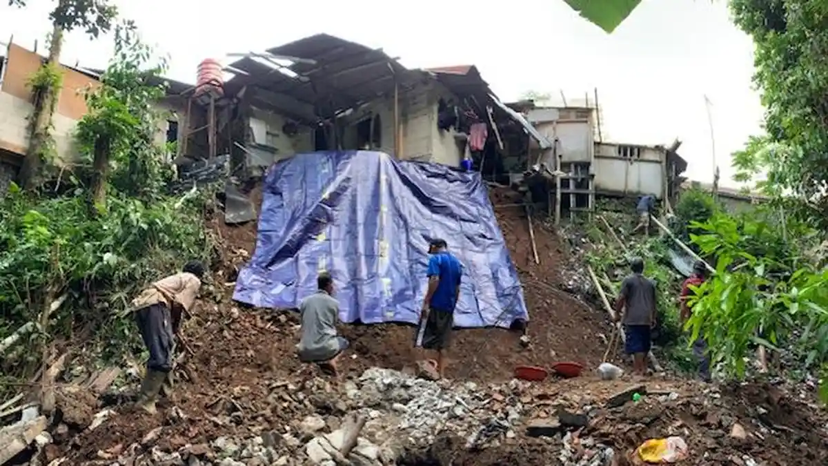 Longsor yang Mengakibatkan Dapur Ambruk di Megamendung Kini Dalam Proses Pembersihan Puing