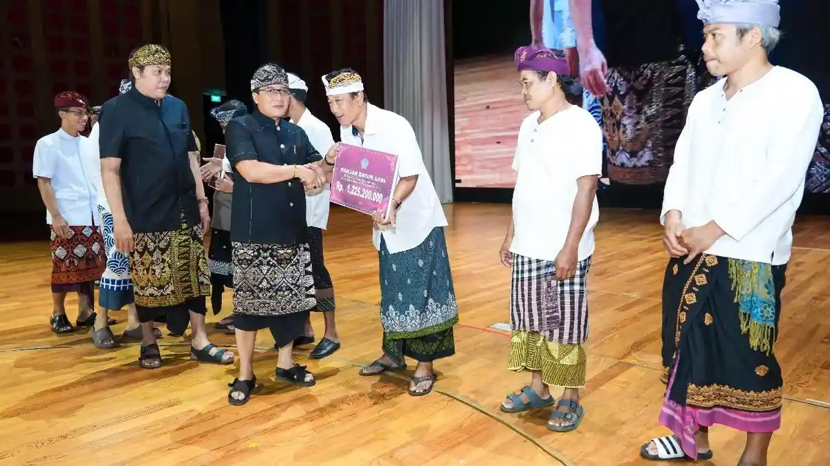 Komitmen Jaga Adat dan Budaya, Bupati Badung Serahkan Hibah dan BKK Rp 517 Miliar