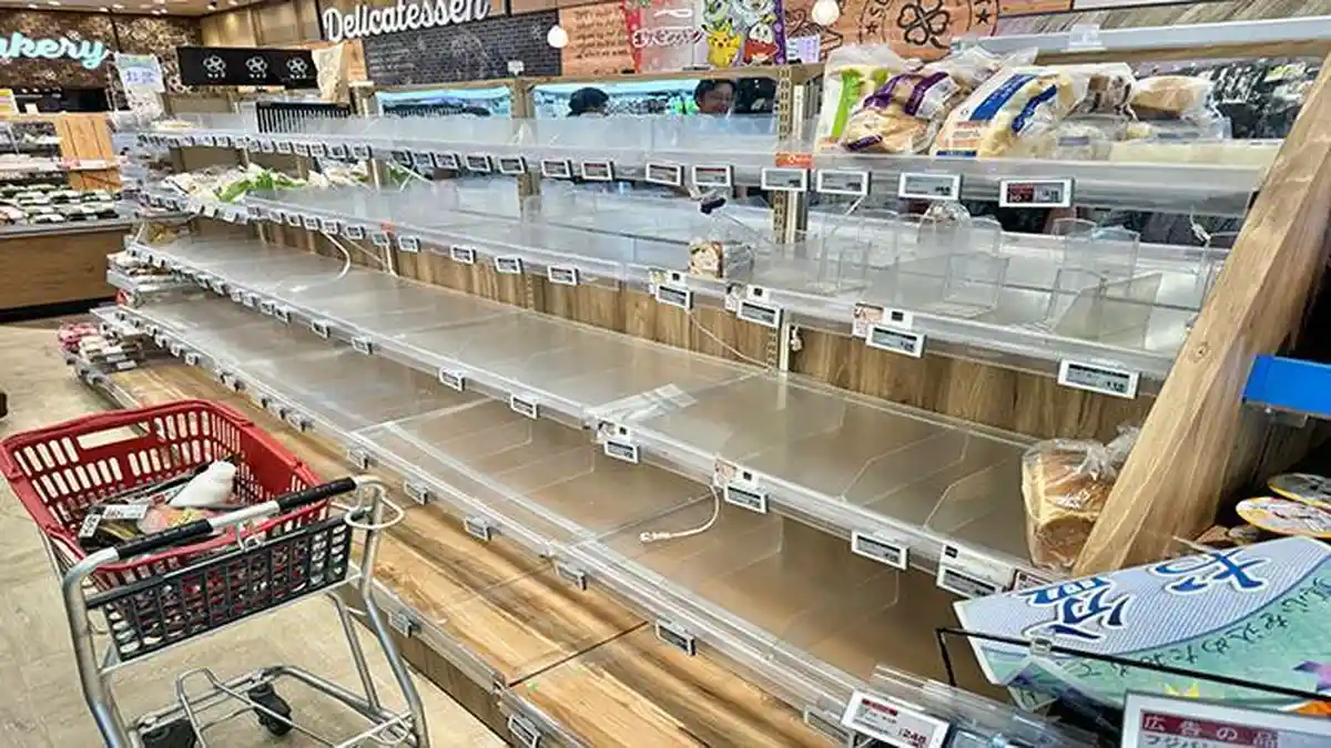 Jumat Taifun Datang, Rak-rak Kosong karena Makanan Diborong Masyarakat Tokyo