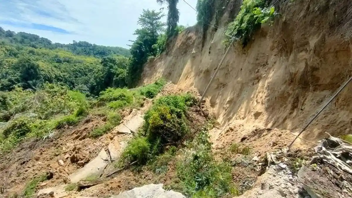 50 Keluarga Terisolasi, Pemkab Polman Rintis Jalan Baru 300 Meter di Daerah Longsor Desa Sumarrang