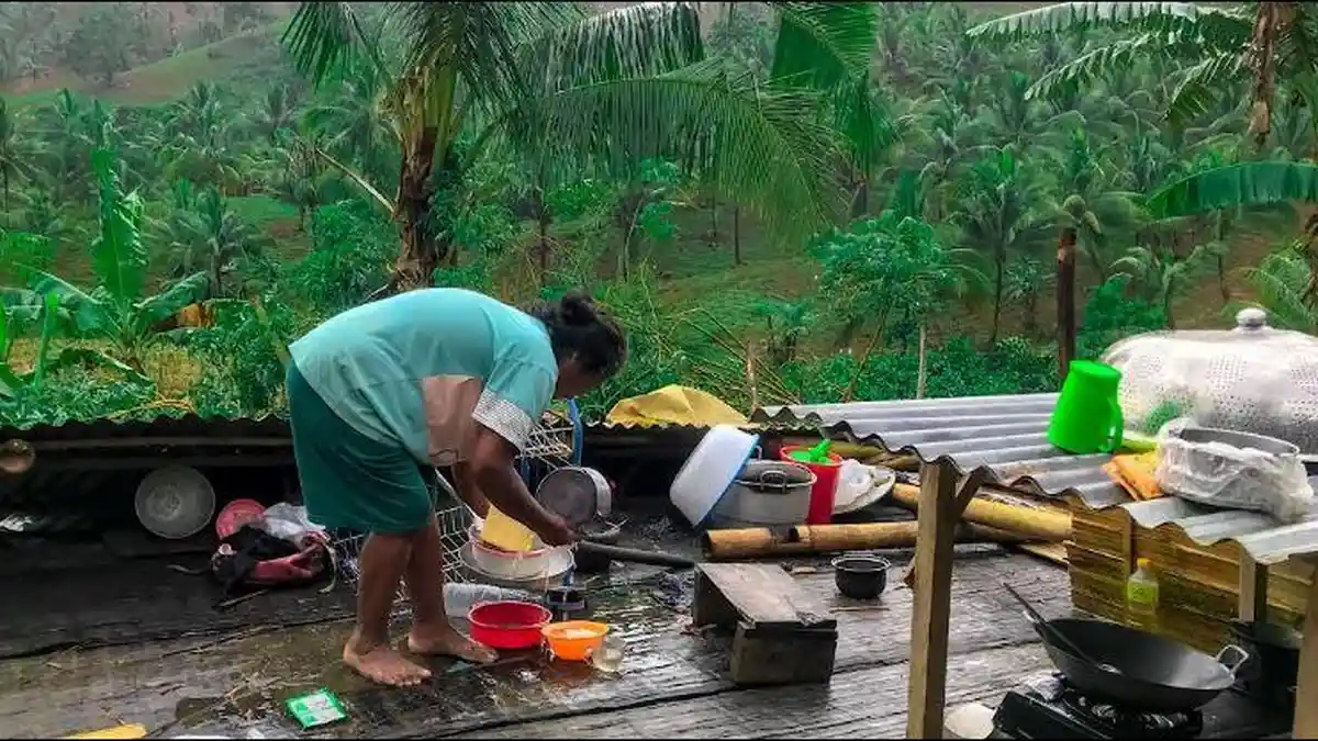 Siti Makue Warga Desa Ulobua Gorontalo Kini Tidur Beralaskan Tikar, Rumah Hancur Diterjang Angin