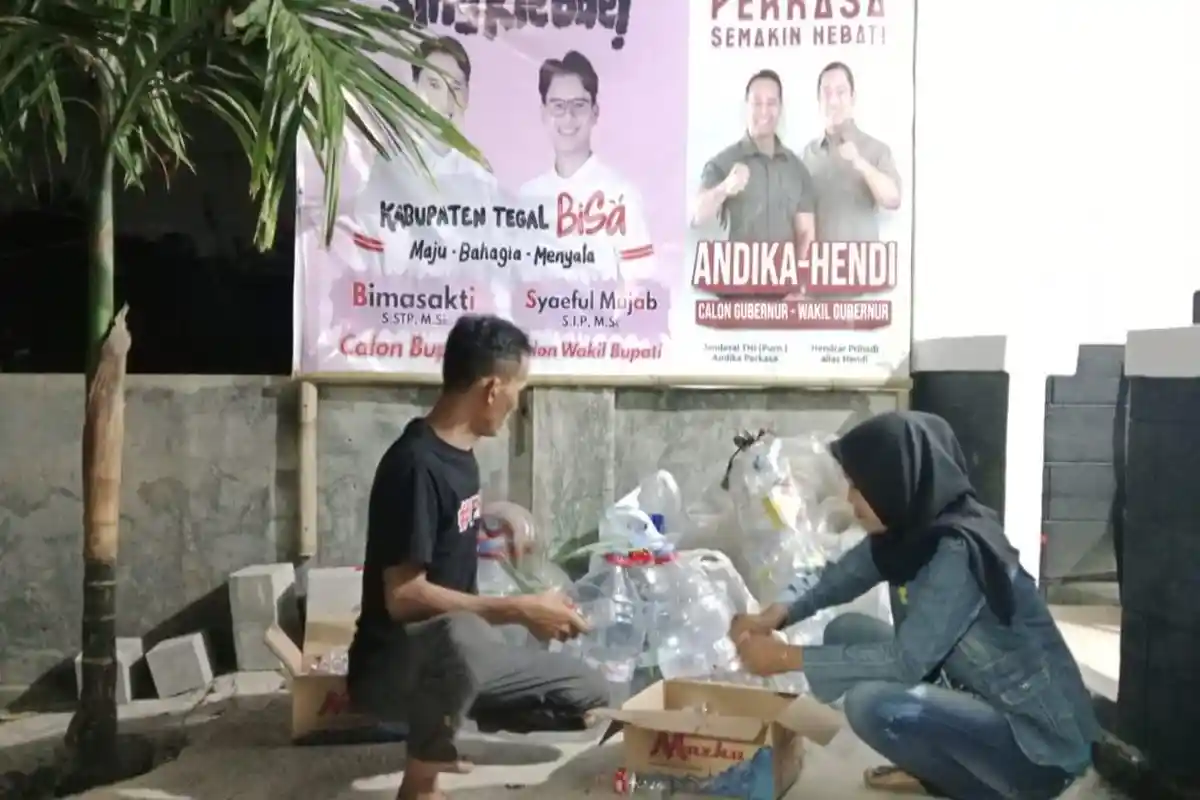 Bantu Cabup Tegal Bima-Mujab, Relawan Kumpulkan dan Jual Sampah Plastik