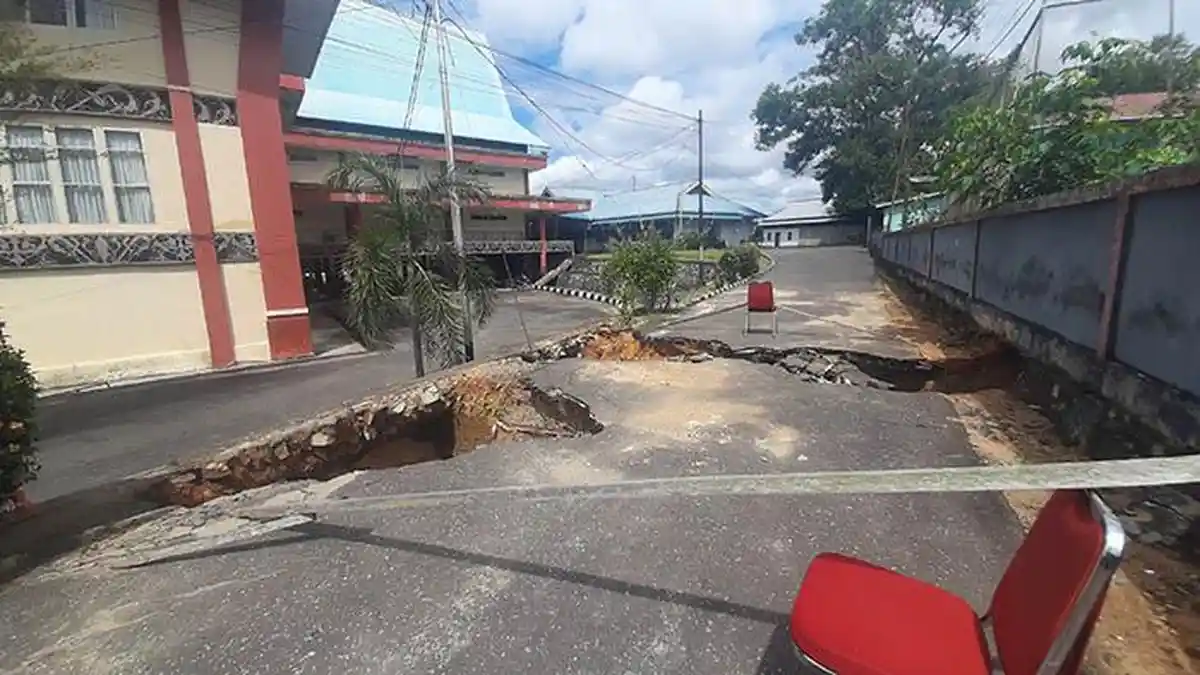 Akses Jalan Masuk ke Kantor DPRD Sintang Amblas, Florensius Ronny Minta Segera Diperbaiki