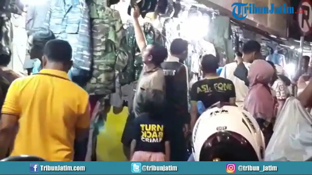 VIDEO: Malam-malam, Jalan Pulo Wonokromo Digeruduk Pemburu Atribut TNI dan Polri