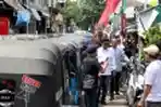 Menhub Budi Nongkrong Bareng Supir Bajaj dan Pedagang Ayam