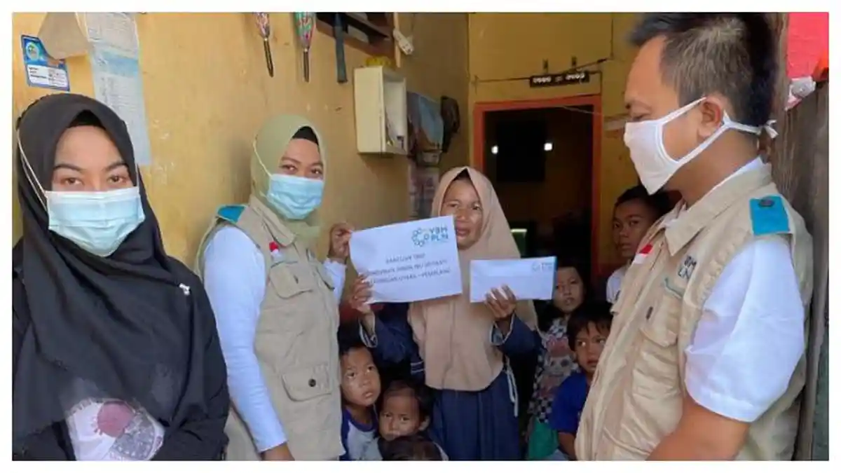 YBM PLN Berikan Bantuan Biaya Hidup kepada Sriyanti Janda 16 Anak