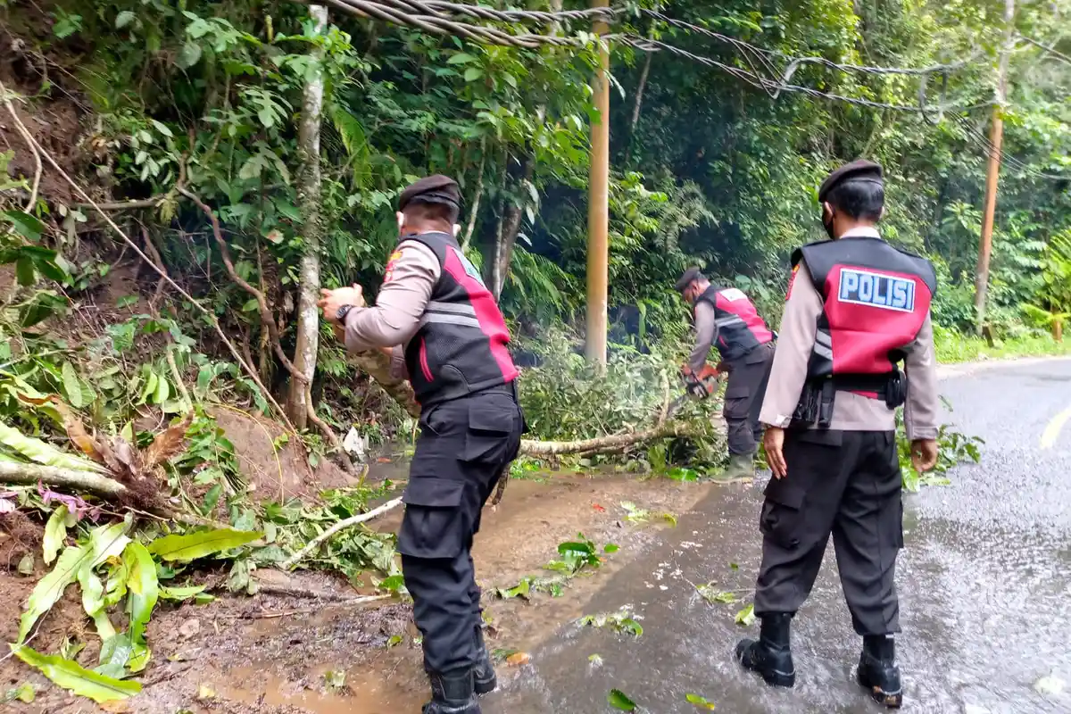 Terlecut Jargon 'Jiwaku Penolong', Polres Lampung Barat Patroli Pascalongsor
