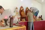 Pengurus-dan-umat-klenteng-Hok-Hien-Tien-membersihkan-altar-dan-patung-dewa.jpg
