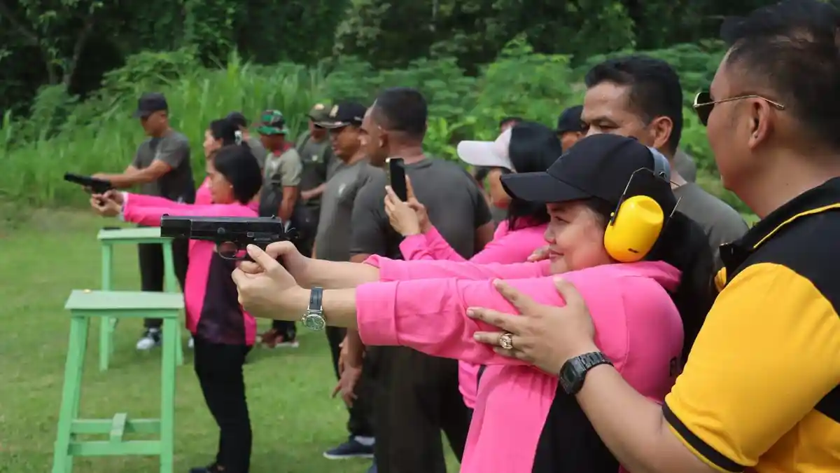 Pererat Kebersamaan, Bhayangkari Simalungun Semarakkan Hari Bhayangkara 78 dengan Latihan Menembak
