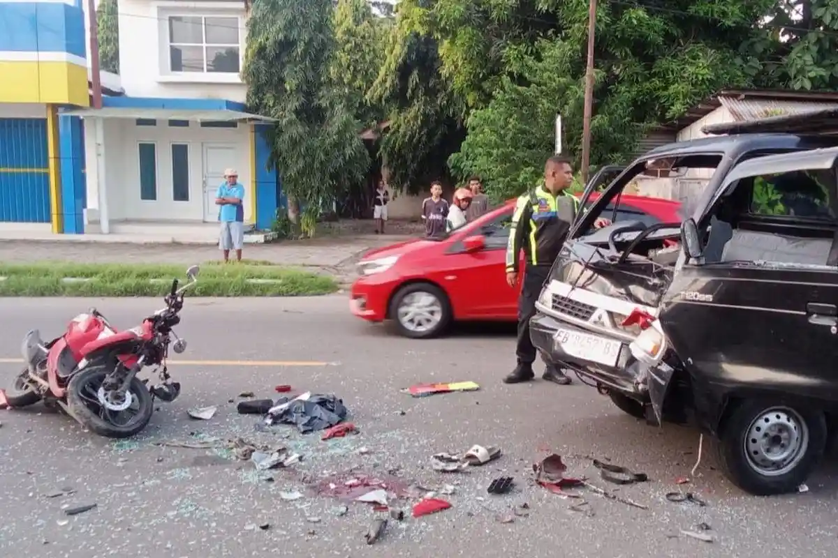 Motor Hancur di TKP Kecelakaan, 1 Orang Tewas dan 2 Luka-Luka