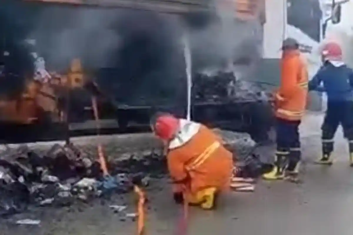 Isi BBM di Natar Lampung Selatan, Mobil Box Asal Tanggerang Terbakar