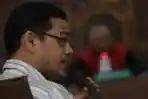  MENDENGARKAN SAKSI-
