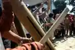 Pensiunan PJKA Demo Membawa Kentongan Tolak Digusur