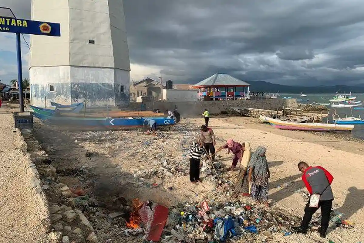 Polsek Sulamu Turun Tangan Bersihkan Pantai Kampung Nelayan Bajo Sulamu