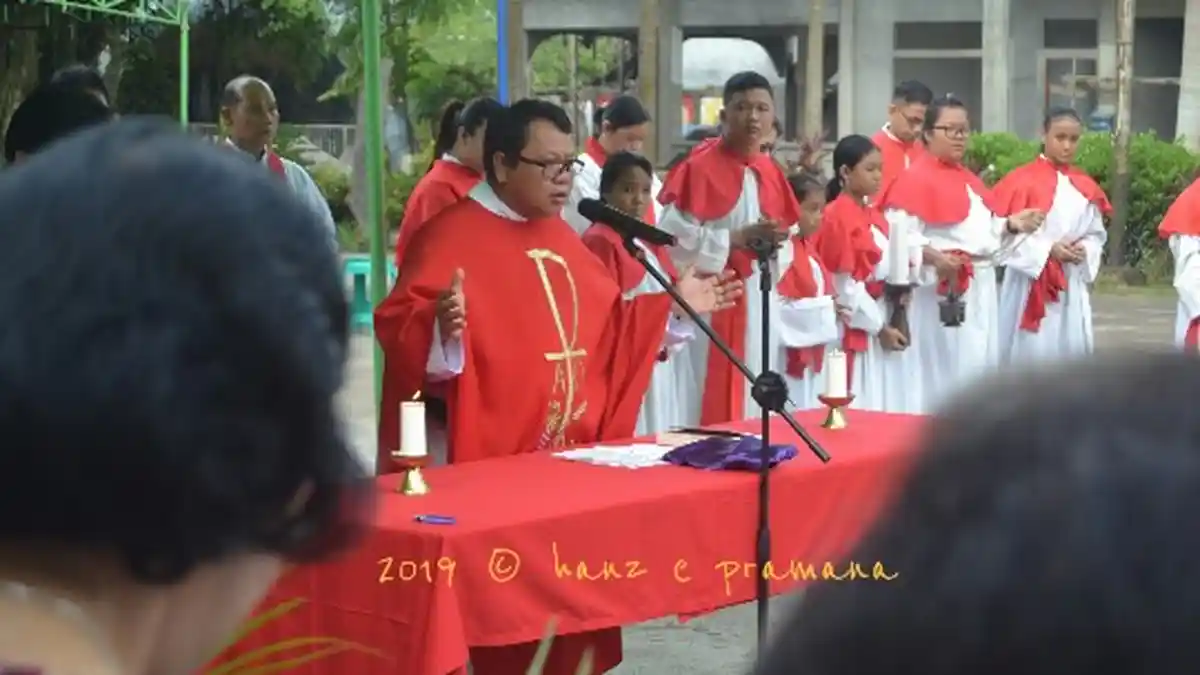 Umat Katolik Paroki Hieronimus Tanjung Hulu Pontianak Timur Rayakan Minggu Palma