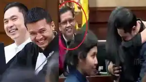 SOSOK-Mulyono-Dwi-Putro-Hakim-yang-Senyum-Lebar-Saat-Harvey-Moeis-Peluk-Sandra-Dewi-Usai-Sidang.jpg