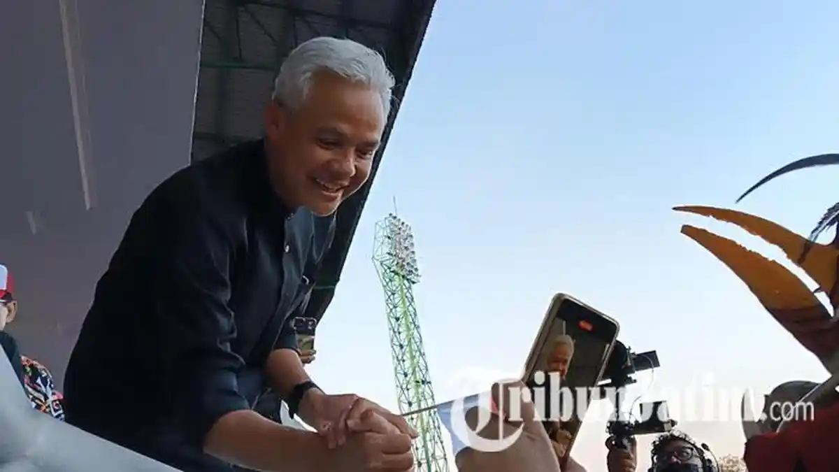 Ganjar Pranowo Terharu Bertemu Puluhan Ribu Relawan di Sidoarjo: Jawa Timur Tumplek Blek