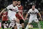 Pemain-Bologna-menggiring-bola-untuk-menghindari-kejaran-pemain-AC-Milan-di-final-Coppa-Italia.jpg