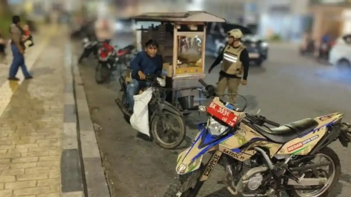 Satpol PP Medan Siaga 24 Jam, Tertibkan PKL Kawasan Lapangan Merdeka, Warga Harap Lebih Humanis