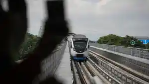 seorang-sedang-mengabadikan-moment-kereta-light-rail-transit-lrt_20180719_051541.jpg